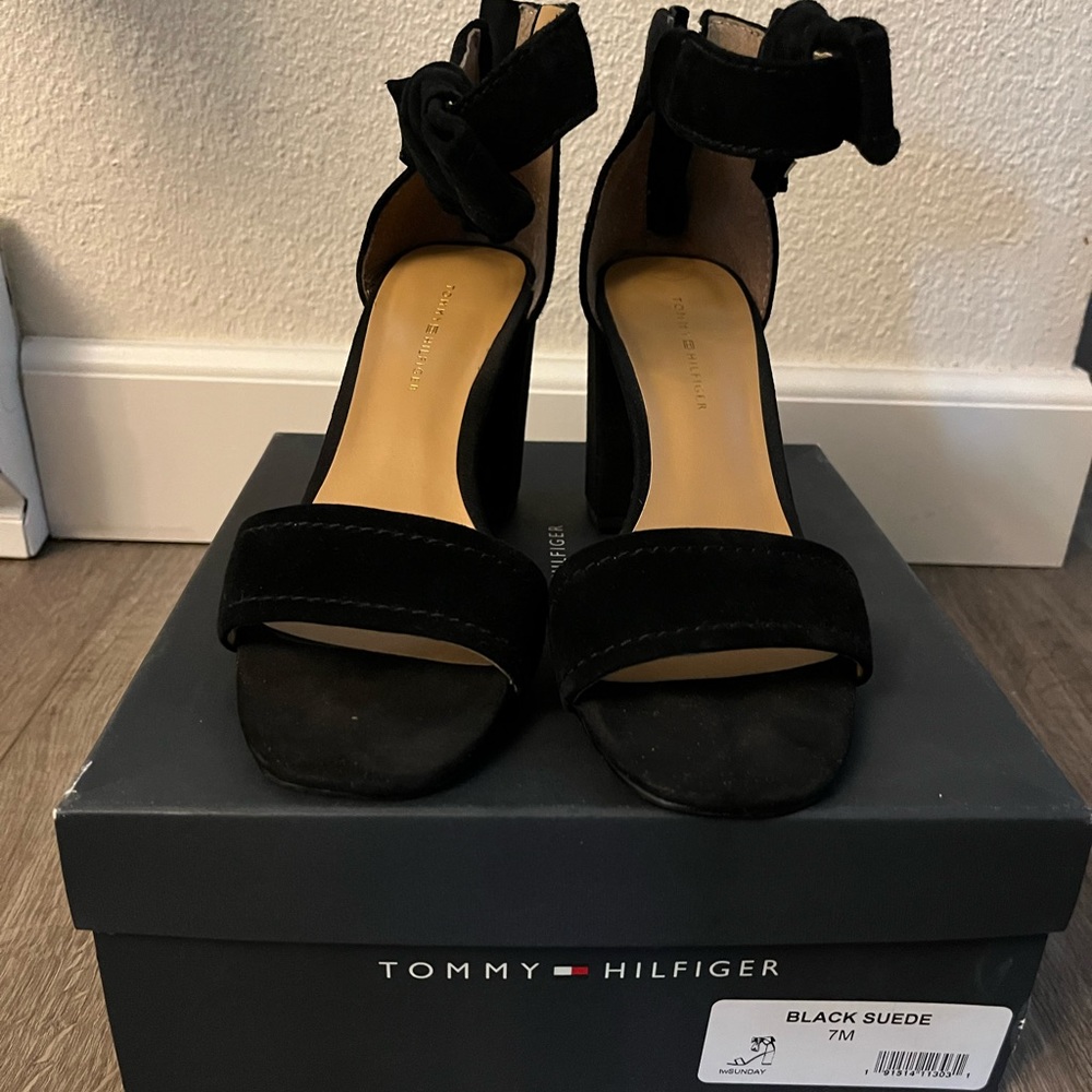 Tommy Hilfiger sandals size.7
